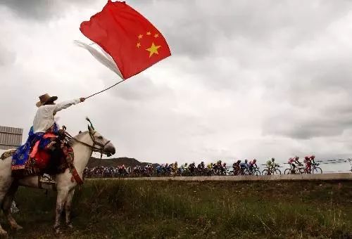 侮辱国旗行为需严肃对待，神圣尊严不容侵犯